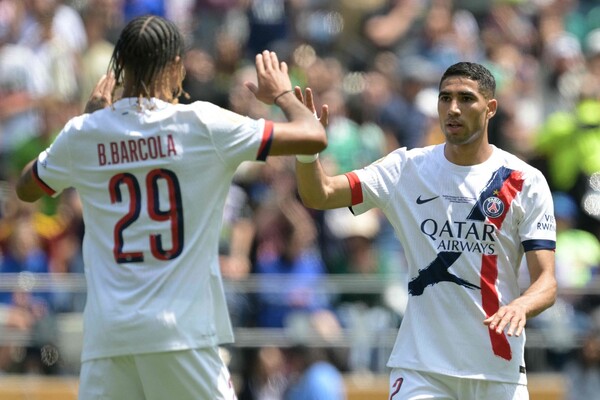 Paris Saint -Germain's Fullback Ashrap Hockey (right) is delighted after scoring in the match against Seattle Saltar, the third leg of the 2025 FIFA Club World Cup, which was held on the 24th. Seattle/AFP Yonhap News