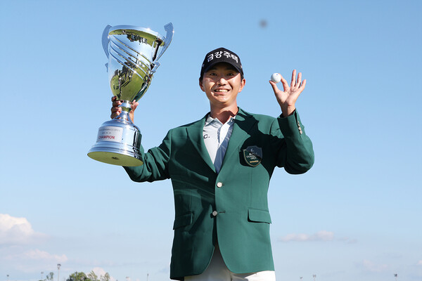 Ok Tae -hoon is delighted after winning the KPGA Tour Gunsan CC Open on the 29th. KPGA provided