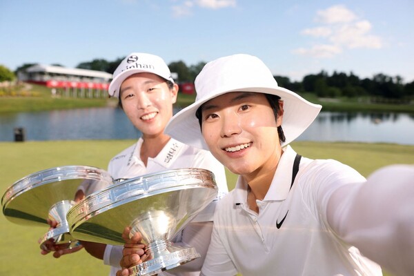 Lim Jin -hee (left) and Lee So -mi are delighted after winning the LPGA Tour Dow Championship held on the 30th (Korea time). Midreland/AFP Yonhap News