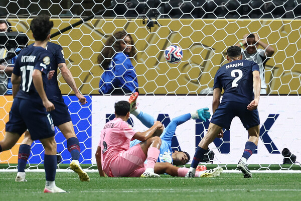 Paris Saint -Germain's Fullback Ashraf Hockey (No. 2) is scoring the team's fourth goal against Inter Miami in the 2025 FIFA Club World Cup Round of 16. Atlanta/AFP Yonhap News