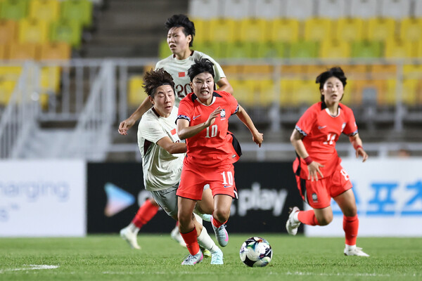 Ji So -yeon is breaking through the 2025 East Asian Cup Football Tournament at the Suwon World Cup Stadium. Yonhap News