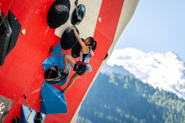 Seo Chae -hyun is climbing at the 2025 IFSC Sports Climbing Chamoni World Cup. Korea Mountain Federation
