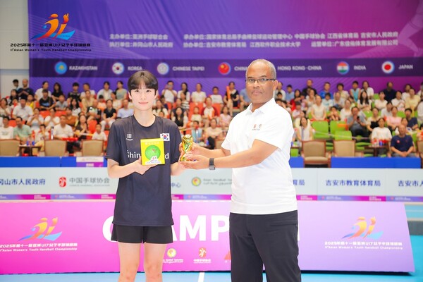 Lee Soo -ah, a women's handball team under 17, is winning the Asian Championship Best. Provided by the Korean Handball Association