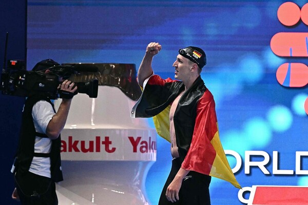 Germany's Lucas Mertens is delighted after winning the 400m men's 400m on the 27th. Singapore/AFP Yonhap News