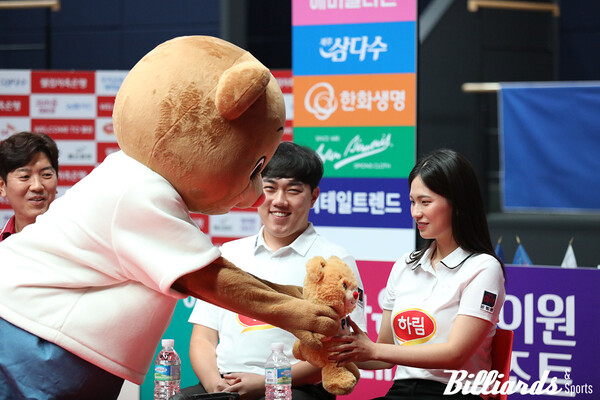 Billy Bear, a professional billiards Phoei Bee A's mascot, is giving Harim's Park Jung -hyun at the Team League opening media day on the 21st. Provided by Billy's & Sports