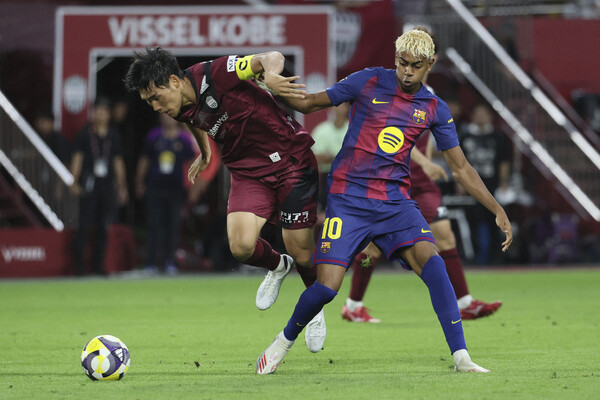 FC Barcelona's Ramin Yamal (right) is fighting with Vissel Kobe in a friendly match in Kobe, Japan on the 27th. Kobe/AFP Yonhap News