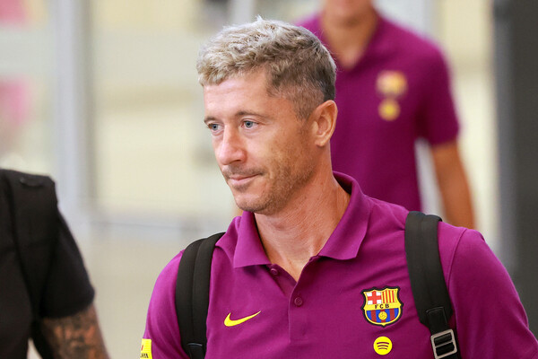 Robert Levandowski of FC Barcelona enters Incheon International Airport on the 29th. Yonhap News