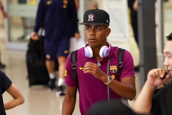 FC Barcelona's Ramin Yamal is entering Incheon International Airport on the 29th. Yonhap News
