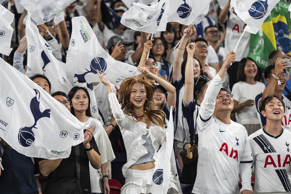 Fans are cheering with the Tottenham flag in the pre -season match between Tottenham and Arsenal held at Kai -Tak Sports Park in Hong Kong on the 31st. Hong Kong/AFP Yonhap News