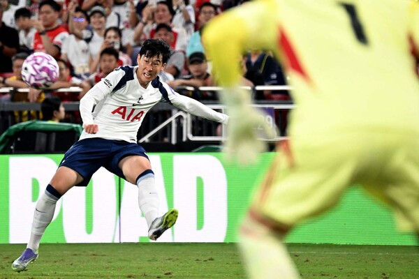 Son Heung -min is making a ball in a friendly match with Arsenal held at Kai -Tak Sports Park in Hong Kong on the 31st. Hong Kong/AFP Yonhap News