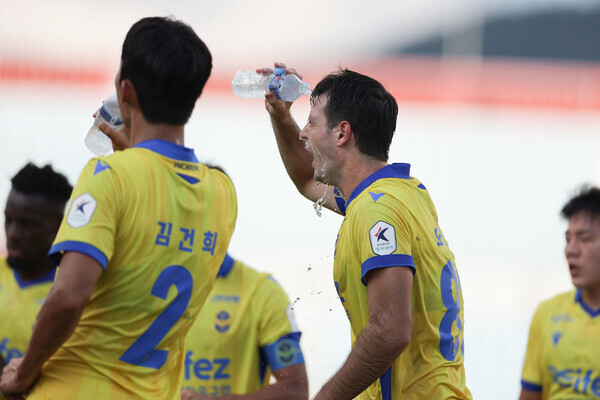 K -League players cool down during the cooling brake time during the game. Material photo. Korea Professional Football Federation