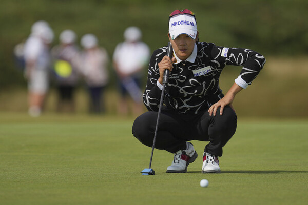Kim Arim is looking at the putting line at the AIG Women's Open 9th Hall held on the 4th. Force Call/AP Yonhap News