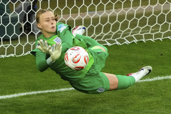 The goalkeeper of the English women's soccer team Hannah Hampton. AP Yonhap News