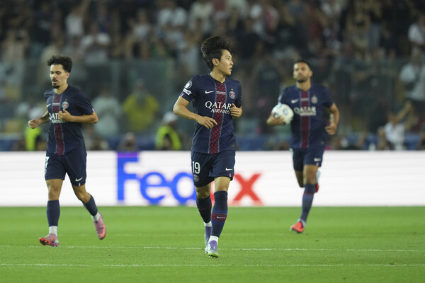Lee Kang -in is rapidly returning to his position after scoring in the second half of the game against Tottenham with the European Football Federation Super Cup Tottenham. Udine/AP Yonhap News