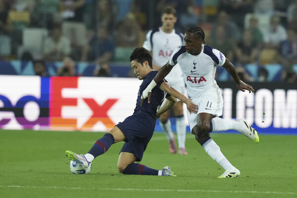 Lee Kang -in is taking the ball ahead of his opponent in the match against Tottenham, the European Football Federation Super Cup, which was held on the 14th. Udine/AP Yonhap News