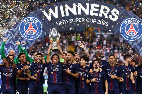 Paris Saint -Germain athletes, including Lee Kang -in, are delighted after winning the European Football Federation Super Cup. Udine/AFP Yonhap News
