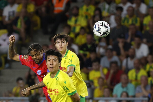 Nante's defensive midfielder Kwon Hyuk -kyu is restraining his opponent in the match of the 2025-2026 French League in Paris Saint -Germain. Nantes/EPA Yonhap News