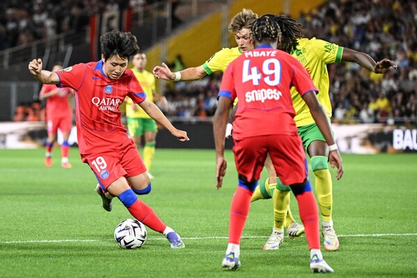 Lee Kang -in is dribbling in the match with the 2025-2026 French League Opening Nantes Nantes. Nantes/AFP Yonhap News