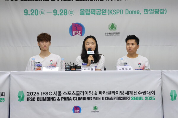 Lee Do -hyun (from left), Seo Chae -hyun and Park Hee -yong of the Korean climbing team. Provided by the Korea Mountain Federation