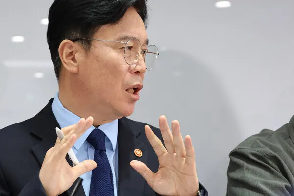 김영훈 노동장관 "AI 초과이익 재분배는 '투자', 이익 분배로 격차 ... - 뉴스 썸네일 이미지