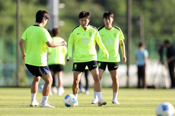 한국 여자축구 대표팀 지소연(가운데)이 2026 아이치·나고야 아시안게임을 앞두고 지난 7일 천안 코리아풋볼파크에서 훈련에 임하고 있다. 대한축구협회