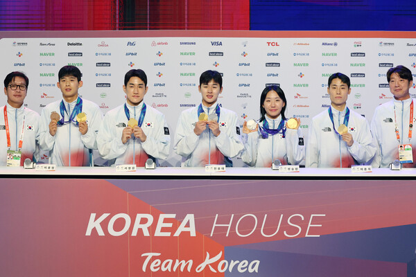 21일 일본 나고야 코리아하우스에서 열린 메달리스트 기자회견에서 선수들이 포즈를 취하고 있다. 왼쪽부터 근대5종 김성진 감독, 이종현·서창완·전웅태·성승민 선수, 테크볼 이준석 선수, 이용섭 감독. 나고야/연합뉴스
