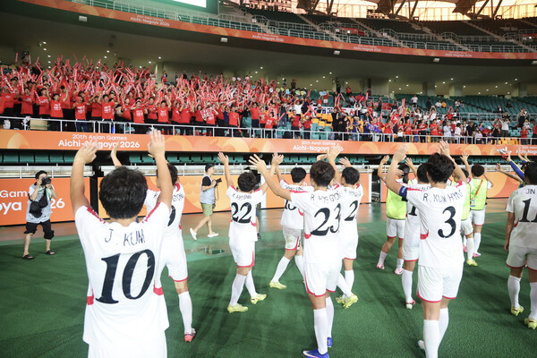 북한 여자축구 대표팀이 21일 열린 2026 아이치·나고야 아시안게임 여자축구 한국과 경기 뒤 관중들에게 인사하고 있다. 후쿠로이/최현수 기자 emd@hani.co.kr