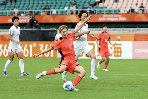 한국의 윤수정이 21일 열린 2026 아이치·나고야 아시안게임 여자축구 북한과 경기에서 슛하고 있다. 후쿠로이/최현수 기자 emd@hani.co.kr
