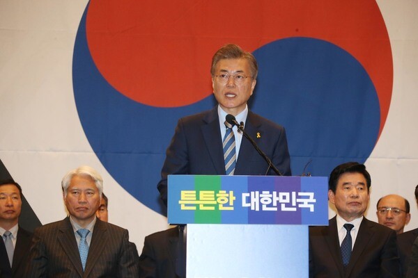 Minjoo Party presidential candidate Moon Jae-in presents a summation of his foreign policy and national security pledges at a press conference at the National Assembly on Apr. 23. (by Lee Jeong-woo