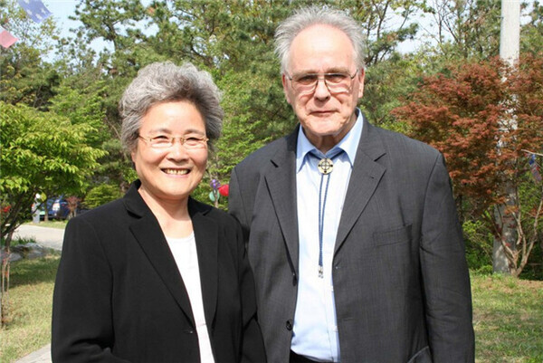 Rev. Paul Schneiss (right) stands with wife Kiyoko Sakurai (provided by the Korea Democracy Foundation)
