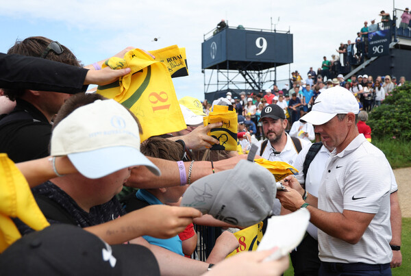 Lori McKilroy, who plays in Diofen, signs fans at the Royal Port Rush Golf Club in Northern Ireland on the 16th (local time). Fortrush/Reuters Yonhap News