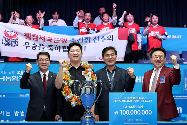 조건휘가 26일 밤 열린 프로당구 5차 투어 NH농협카드 챔피언십에서 우승한 뒤 1억원의 상금을 받고 있다. PBA 제공
