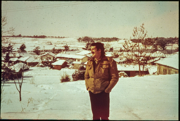 Courtright in front of a shelter of patients with Hansen’s disease called Hohyewon in Naju, South Jeolla Province, in January 1980. (provided by Courtright)