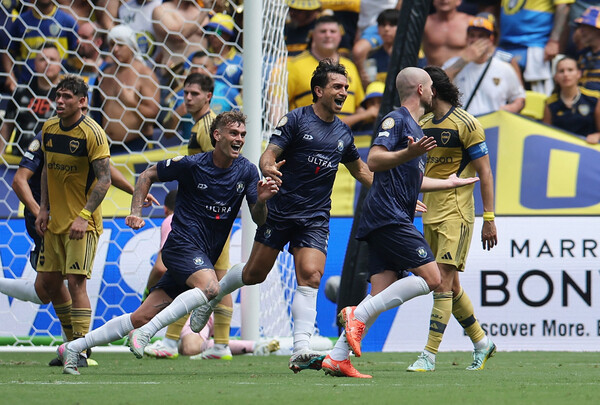 The Christian Gray (right) of Auckland City, who has cut his head, is pleased with his colleagues after winning the equalizer against Boca Jr. in the final match of the 2025 FIFA Club World Cup Group C held in Nashville, USA. Nashville/Reuters Yonhap News