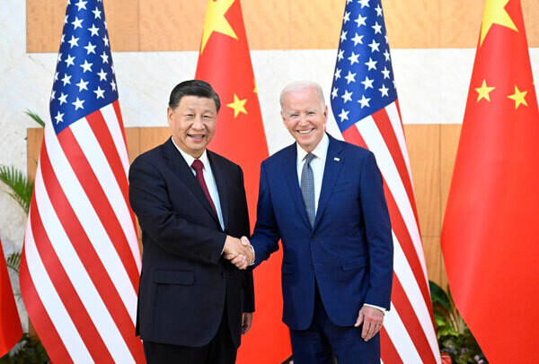 President Xi Jinping of China (left) and US President Joe Biden shake hands. (PRC Ministry of Foreign Affairs/Yonhap)