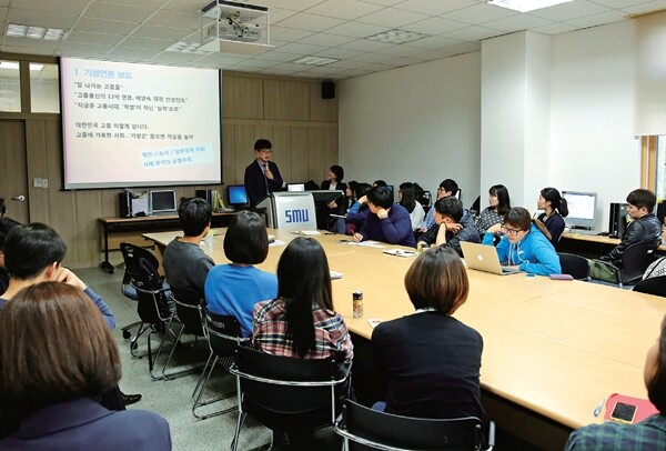 지난 5월6일 오후 세명대 저널리즘스쿨대학원에서 1·2학년 학생들과 전임교수들이 모두 모여 ‘미디어 제작 실습’ 수업을 하고 있다. 정용일 기자