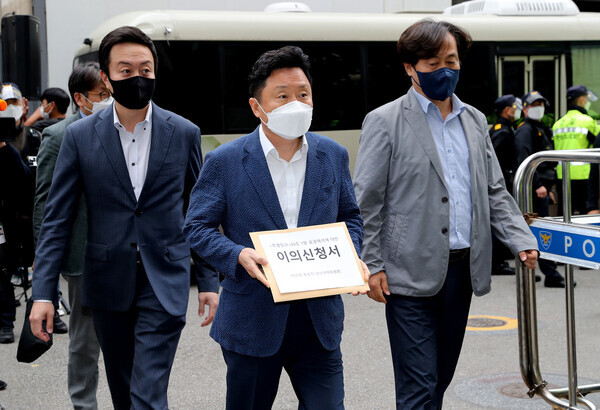 Choi In-ho, director of the general situation room for Lee Nak-yon’s campaign camp, heads to Democratic Party headquarters in Seoul’s Yeouido Monday afternoon in order to submit a formal objection to how the party’s election management committee chose the nominee. (National Assembly pool photo)