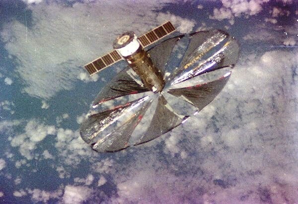 1992년 러시아에서 발사한 즈나먀 2호의 모습이에요. 우주 거울을 싣고 간 이 위성은 러시아 미르 우주정거장에 배치돼, 이듬해 지구에 폭 5km의 밝은 점을 만드는 데 성공했죠. 위키미디어 코먼스