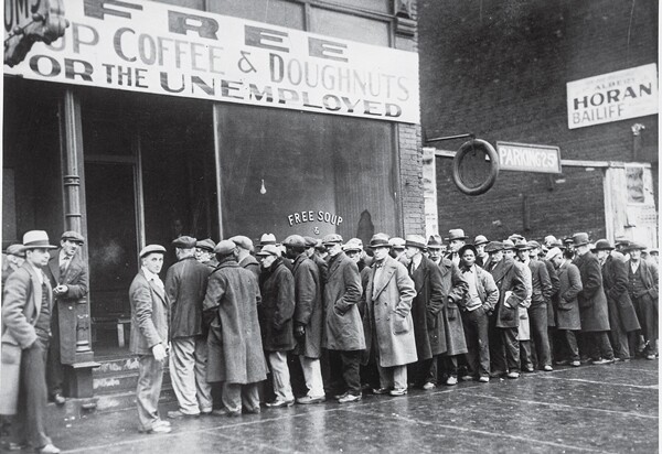 1931년 미국 대공황 시기 시카고의 한 식당 앞에서 무료로 주는 수프를 먹으려 줄을 서 기다리고 있는 실업자들의 모습. 위키피디아