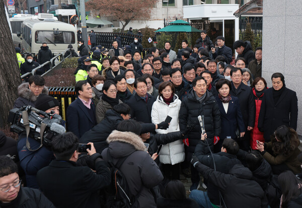 국민의힘 의원들이 6일 오후 서울 용산구 대통령 관저 앞에서 입장발표를 하고 있다. 연합뉴스