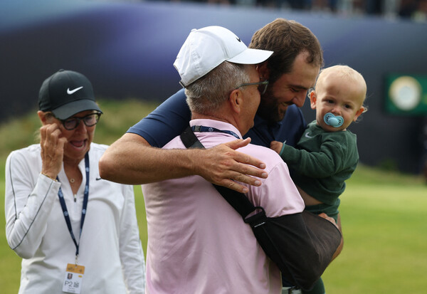 After Scotty Shepler won the Diopen on the 21st (Korea time), he is sharing joy with his parents and son. Fortrush/EPA Yonhap News