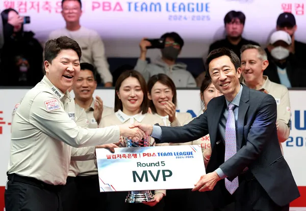 조건휘가 15일 열린 PBA 팀리그 5라운드 시상식에서 최우수선수상을 받고 있다. PBA 제공