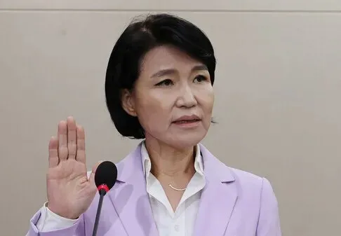 이진숙 ‘법인카드 사적 유용’ 의혹 경찰 출석…“정치적…