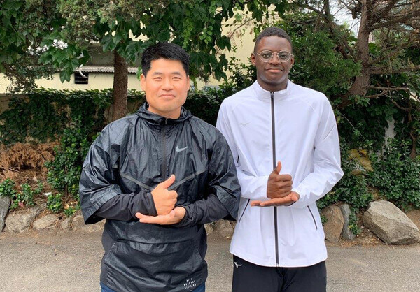 High School track athlete Daniel Kashama Biwesa (right) and his coach Kim Dong-hwan. (Yonhap News)