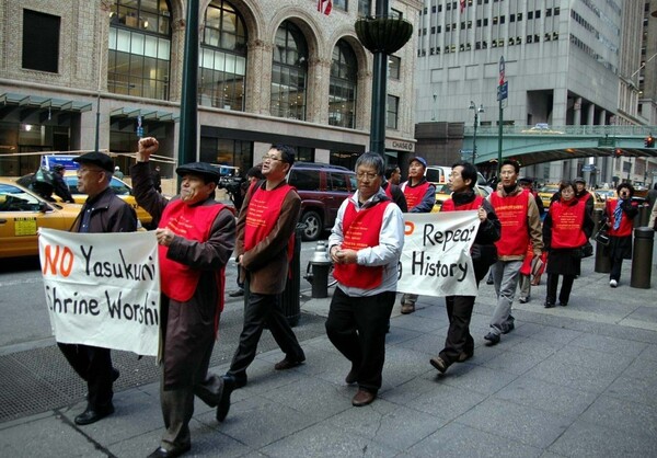 지난 2007년 이해학(왼쪽 둘째) 목사가 야스쿠니반대공동행동 한국위원회 공동대표를 맡아 미국 순회 캠페인을 했을 때 고 이행우(맨 왼쪽) 선생과 서승(왼쪽 넷째) 리츠메이칸대학 교수 등이 뉴욕 맨해튼 시위에 동참했다. 사진 이해학 목사 제공