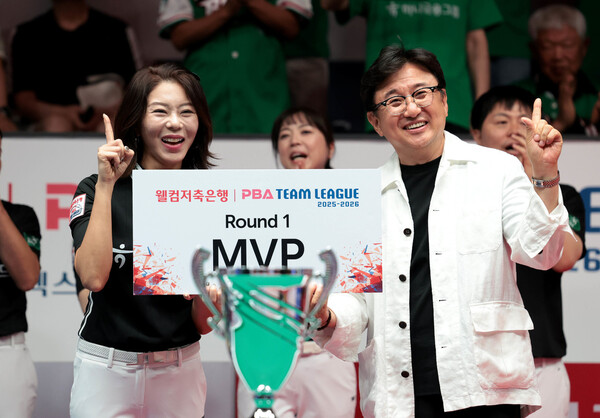 Hana Card's Kim Ga -young is rejoiced after being selected as the best player in the professional billiard league on the 30th. PBA provided