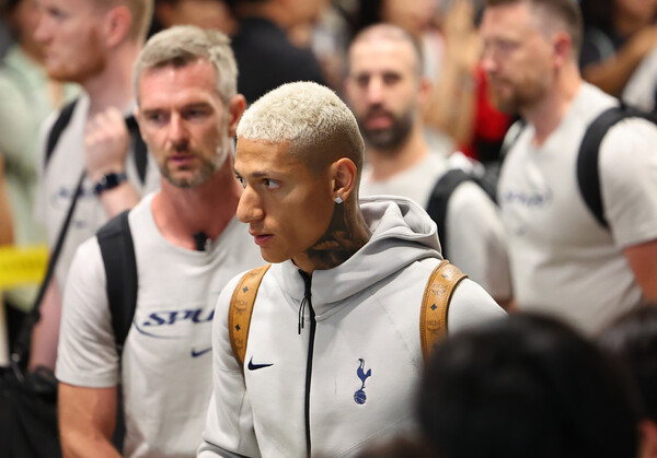 Tottenham's Hischali Song is entering the Incheon International Airport Terminal 1 on the 1st. Yonhap News