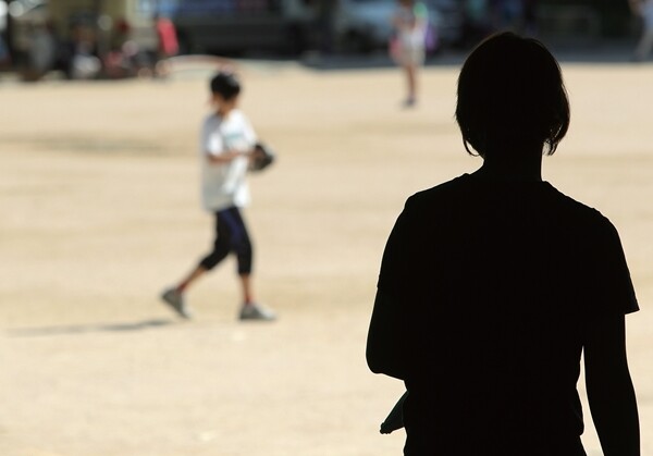 아이가 커가면서 내가 사람들과 관계 맺는 방식에 대해 생각이 많아졌다. 우리 아이가 또래집단을 헤쳐나가는 방식이 나와 너무도 비슷했기 때문이다. 정용일 기자