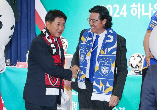 Pohang Steelers coach Park Tae-ha and Ulsan HD coach Kim Pang-gon. Yonhap News