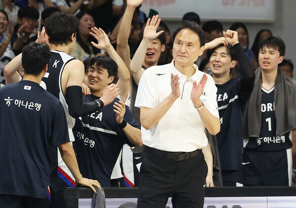 Ahn Jun -ho, a men's basketball team manager, encourages players in the evaluation match against Japan at the Arena in Anyang Jeonggwan, Gyeonggi -do on the 13th. Yonhap News